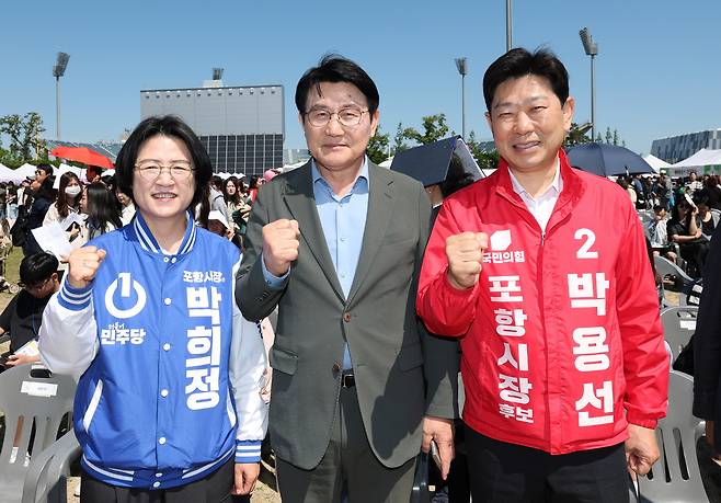 한자리에 모인 포항시장 예비후보들이 공정한 경쟁을 다짐하고 있다. 왼쪽부터 더불어민주당 박희정, 무소속 박승호, 국민의힘 박용선 예비후보.