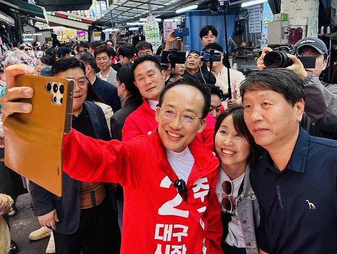 국민의힘 추경호 대구시장 후보가 5일 오후 대구 중구 서문시장에서 시민들과 기념촬영을 하고 있다. /황인무기자