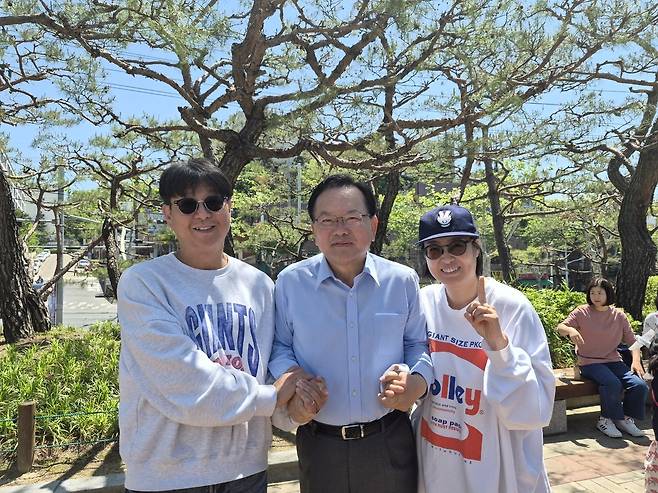 더불어민주당 김부겸 대구시장 후보가 어린이날인 5일 대구 수성구 국립대구박물관을 찾아 시민들과 손을 맞잡고 기념 사진을 찍고 있다. /장은희기자