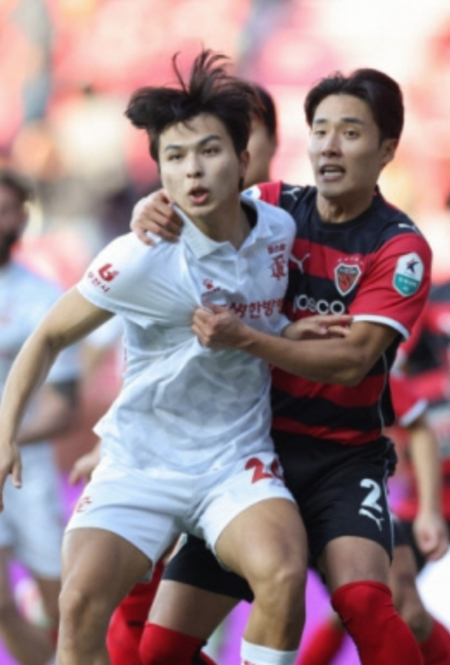 ▲ 포항스틸러스 어정원(오른쪽)이 상대선수와 몸싸움을 하고 있다. 한국프로축구연맹 제공