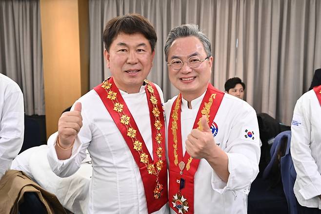 ▲ 지닌달 27일 한국조리사협회 중앙회 주관으로 열린 '2026년 대한민국 조리명인 시상식'에서 제과제빵 부문 명인으로 선정된 (주)신라명가 남교태 대표(왼쪽)가 기념촬영을 하고 있다. 신라명가