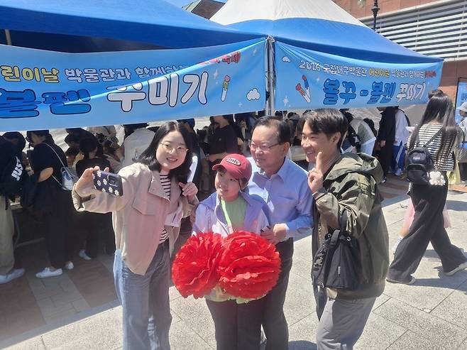 더불어민주당 김부겸 대구시장 예비후보가 5일 오전 국립대구박물관에서 열린 어린이날 박물관과 함께하는 문화축제를 찾아 행사에 참석한 학부모,어린이와 사진 촬영을 찍고있다. 장태훈 기자 hun2@yeongnam.com