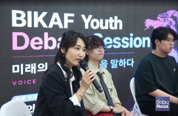 이영애 사단법인 비카프 이사장이 제6회 부산국제어린이청소년아트페어 행사장에서 어린이 청소년 작가들과 함께 'AI 시대 미래 아티스트의 방향성'을 주제로 '2026 BIKAF 청소년포럼'을 진행하고 있다. 소장섭 기자 ⓒ베이비뉴스