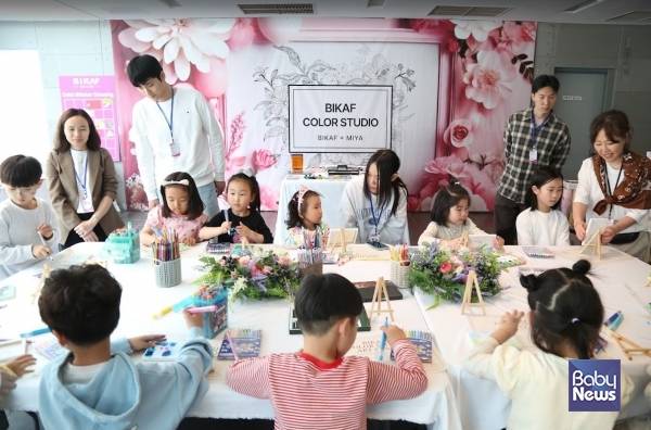 제6회 부산국제어린이청소년아트페어 행사장에서 미술용품 전문 브랜드 '미야미술' 주관으로 진행되는 '비카프 컬러 스튜디오' 프로그램에 참가하고 있는 아이들. 소장섭 기자 ⓒ베이비뉴스