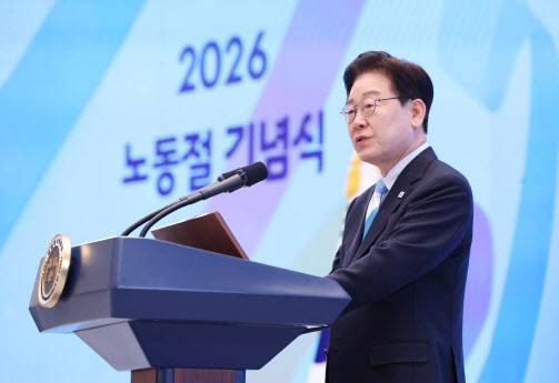 이재명 대통령이 지난 1일 청와대 영빈관에서 열린 노동절 기념식에서 기념사하고 있다. 청와대가 노동절 기념식을 개최한 것은 사상 처음이다. (사진=연합뉴스)