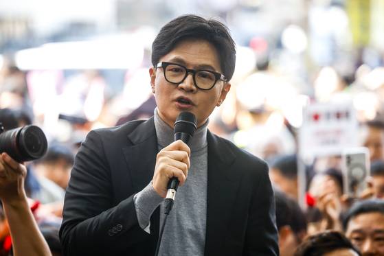 한동훈 국민의힘 전 대표가 지난 3월 22일 서울 동대문구 경동시장을 방문해 발언하고 있다. 〈사진=연합뉴스〉