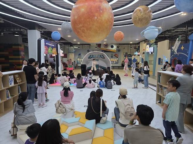 순천만잡월드 내 어린이체험관 행사에 많은 관람객들이 관심을 가지고 있다. 사진=순천시