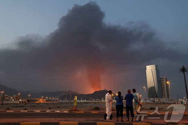 UAE 푸자이라 산업단지에서 폭발로 검은 연기가 치솟고 있다. 2026.03.03 ⓒ AFP=뉴스1