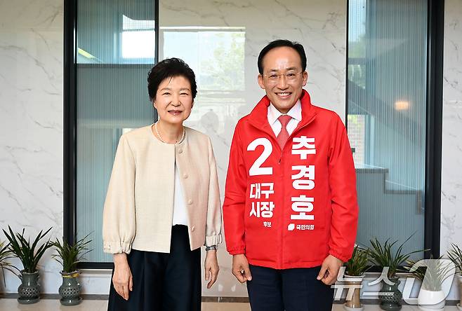 국민의힘 추경호 대구시장 후보가 4일 오후 대구 달성군 박근혜 전 대통령 사저를 찾아 박 전 대통령과 기념촬영을 하고 있다. (추경호 캠프 제공. 재판매 및 DB 금지) 2026.5.4 ⓒ 뉴스1 공정식 기자