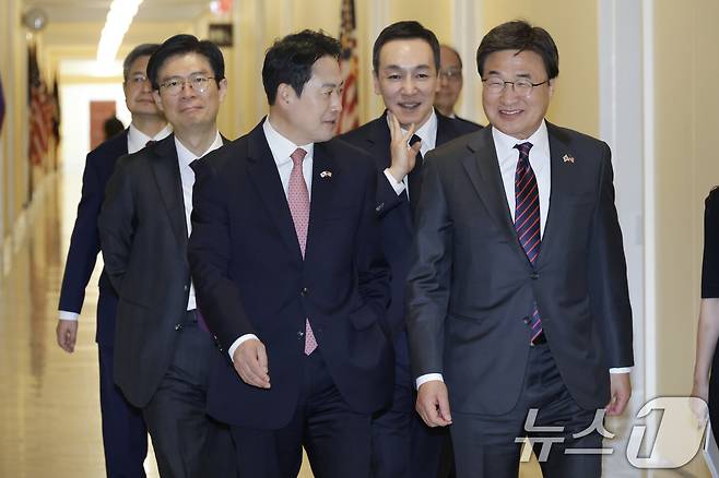 지난 4월 14일(현지시간) 미국 출장길에서 장동혁 국민의힘 대표가 라이언 징키(Ryan Zinke) 하원 외교위 외국무기판매TF 단장을 면담하기 위해 이동하며 김대식 특보단장 등과 대화하고 있다. (국민의힘 제공, 재판매 및 DB 금지) 2026.4.16 ⓒ 뉴스1