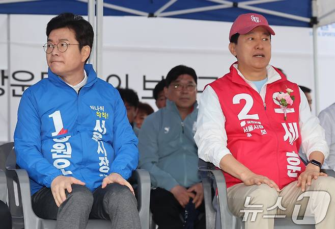 정원오 더불어민주당 서울시장 후보(왼쪽)와 오세훈 국민의힘 서울시장 후보가 3일 오전 서울 용산구 효창운동장에서 열린 제44회 서울특별시장기 축구대회 개회식에서 서로 다른 곳을 바라보며 생각에 잠겨 있다. 2026.5.3 ⓒ 뉴스1 오대일 기자