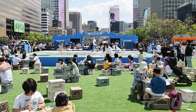 서울 종로구 광화문광장에서 열린 ‘렛츠플레이 광화문광장’ 행사에서 가족 단위 방문객들이 레고 만들기 체험을 하고 있다. 2026.5.4 ⓒ 뉴스1 이종수 인턴기자