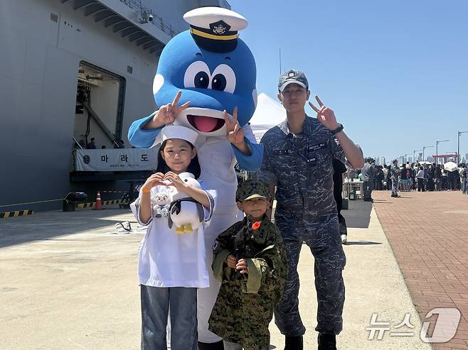 어린이날인 5일 부산 남구 해군작전사령부를 찾은 어린이들이 해군 군복을 입고 기념 사진을 촬영하고 있다. 2026.5.5 ⓒ 뉴스1 박서현 기자