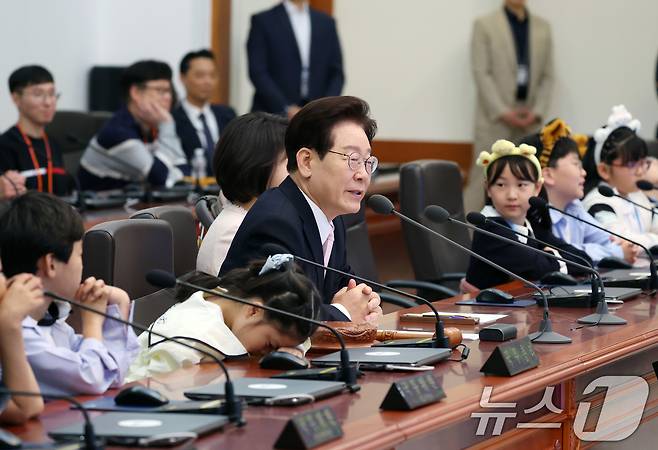 이재명 대통령이 5일 청와대 본관에서 열린 2026 어린이날 초청행사에 참석한 어린이들과 국무회의를 하고 있다. 2026.5.5 ⓒ 뉴스1 허경 기자