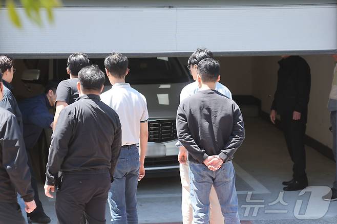 5일 광주 남부대 인근에서 여고생 흉기 피습 사건을 일으킨 20대 피의자가 체포돼 탑승한 차량이 광주 광산경찰서로 들어서고 있다. 이날 사건으로 여고생 1명이 숨지고 이를 돕던 남고생 1명이 다쳤다. 2026.5.5 ⓒ 뉴스1 조수민 수습기자