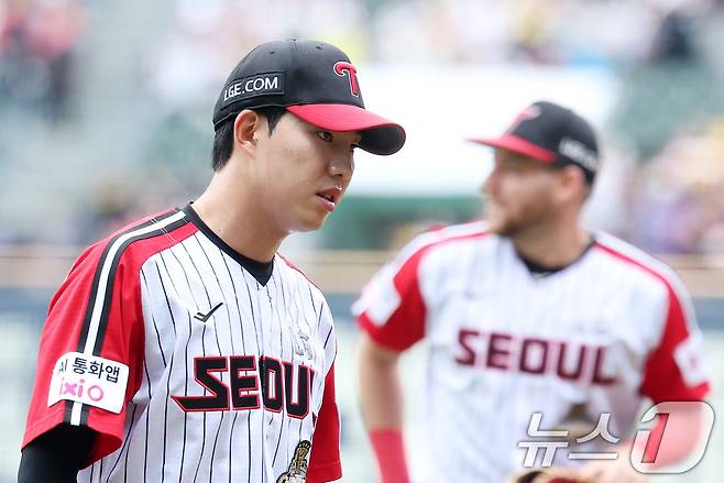 LG 선발 이상영이 3일 서울 송파구 잠실야구장에서 열린 '2026 신한 SOL KBO리그' NC 다이노스와 LG 트윈스의 경기에서 1회초 수비를 무실점으로 막아낸 후 더그아웃으로 향하고 있다. 2026.5.3 ⓒ 뉴스1 김성진 기자