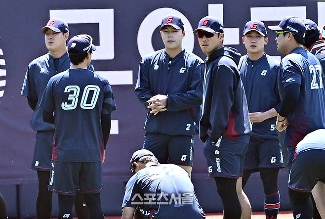 롯데 나승엽(맨 왼쪽)과 고승민(가운데), 김세민(왼쪽 다섯째)이 5일 수원 KT위즈파크에서 열리는 KT와 경기에 외야에서 선수단 미팅을 함께 하고 있다. 세 선수는 올해 초 대만 스프링캠프 중 도박장 출입으로 출전정지 징계를 받았다 해제돼 1군 엔트리에 복귀했다. 수원 | 박진업 기자 upandup@sportsseoul.com