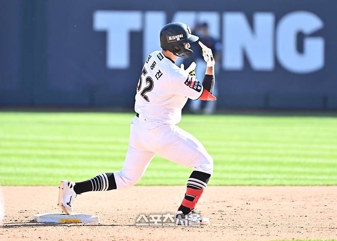 KT 권동진이 5일 수원케이티위즈파크에서 열리는 롯데와 경기 8회말 1사 3루 상황에서 롯데 김원중을 상대로 1타점 2루타를 치고 세리머니를 하고 있다. 수원 | 박진업 기자 upandup@sportsseoul.com