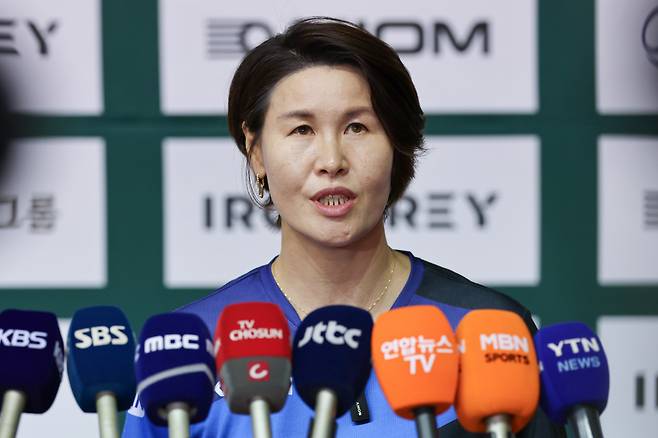 인터뷰하는 석은미 감독<저작권자(c) 연합뉴스, 무단 전재-재배포, AI 학습 및 활용 금지>
