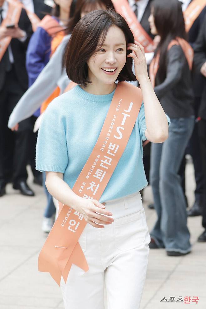 '길벗 JTS 거리 모금 캠페인'에 참석한 배우 한지민. 2026.5.2 ⓒ이혜영 기자 lhy@hankooki.com