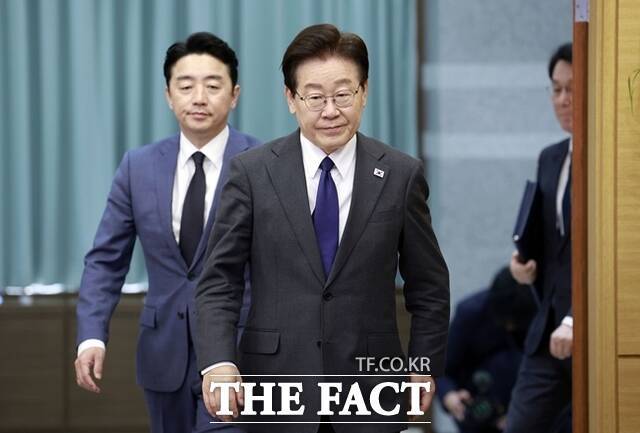부동산 전문가와 공인중개사 다수가 집값 안정 시점을 올해 하반기부터 내년 사이로 지목했다. 사진은 이재명 대통령이 지난달 30일 청와대에서 열린 수석보좌관회의에 입장하고 있다. /뉴시스