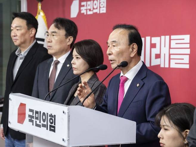 (서울=연합뉴스) 황광모 기자 = 국민의힘 박덕흠 중앙당 공천관리위원장이 5일 서울 여의도 국민의힘 중앙당사에서 6ㆍ3 재보선 부산 북구 갑 공천 결과를 발표한 뒤 취재진 질문에 답하고 있다.    국민의힘 공관위는 여론조사를 거쳐 이날 부산 북구 갑 선거구에 박민식 전 국가보훈부 장관 공천을 발표했다. 2026.5.5     hkmpooh@yna.co.kr(끝)