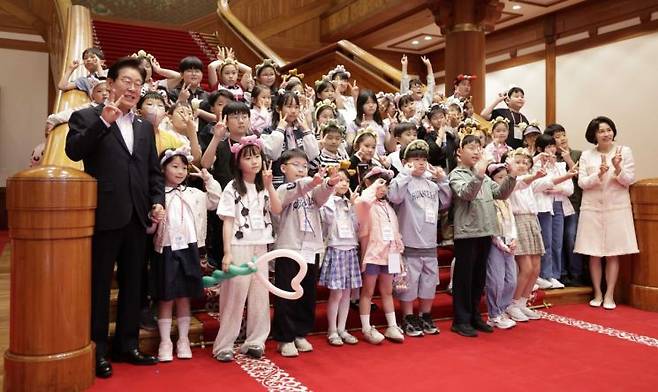 이재명 대통령과 김혜경 여사가 5일 청와대 본관에서 어린이날 초청행사 참석 어린이들과 기념촬영을 하고 있다. 2026.5.5 [청와대통신사진기자단] 연합뉴스