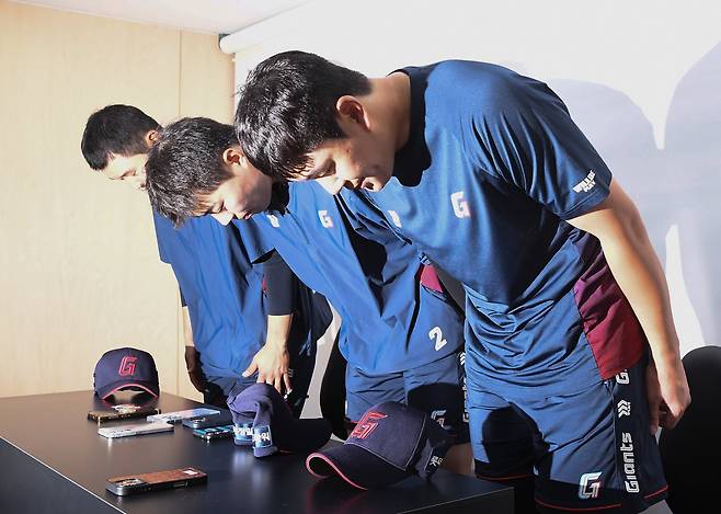 5일 수원 KT위즈파크에서 열린 롯데-KT전을 앞두고 롯데 고승민, 나승엽, 김세민이 1군에 복귀했다. 김세민, 고승민, 나승엽(왼쪽부터)이 고개 숙여 사과하고 있다. /정재근 스포츠조선 기자