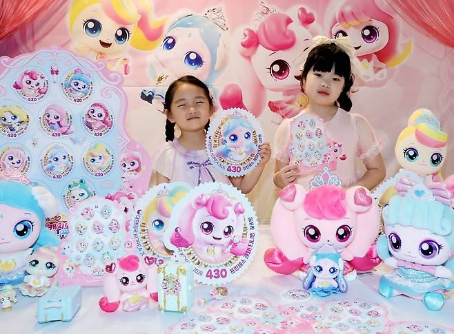 4월 28일 오전 서울 중구 서울중앙우체국 우표박물관에서 어린이들이 ‘프린세스 캐치! 티니핑’ 기념우표를 선보이고 있다. 우정사업본부는 어린이날을 맞아 티니핑 캐릭터를 담은 기념우표 70만장과 그림엽서 1만 세트를 4일부터 판매한다. /뉴스1