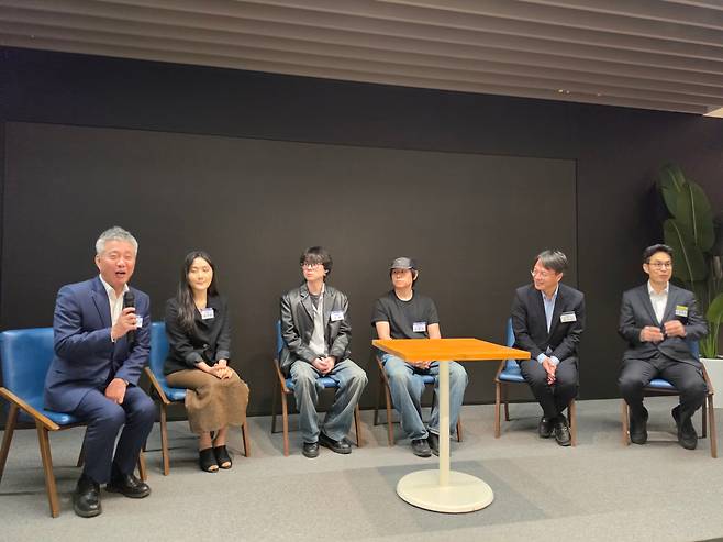 왼쪽부터 이해성 나눔하우징 대표, 입주민 임지윤, 고웅, 노동균씨, 김도곤 국토교통부 주거복지지원과장, LH 장창훈 처장이 4월 30일 오후 서울 금천구 가산동 ‘에스키스 가산에서 기자들과 질의 응답중인 모습. /이경탁 기자