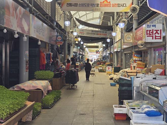5일 청양전통시장은 공주 산성시장에 비해 한가한 모습이었다. 윤신영 기자