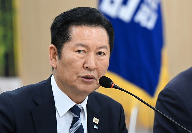 정청래 더불어민주당 대표가 지난 10일 오전 전남 담양군 담양농협에서 열린 현장 최고위원회의에서 발언을 하고 있다. ⓒ뉴시스