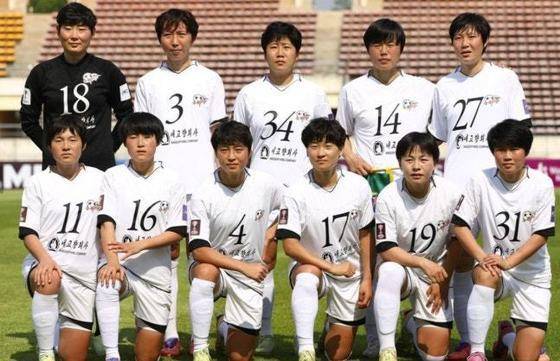 북한 내고향여자축구단 선수들이 3월 28일 호찌민 시티(베트남)와의 2025∼2026시즌 아시아축구연맹(AFC) 여자 챔피언스리그 8강전 킥오프에 앞서 기념촬영을 하고 있다. 내고향여자축구단은 라오스 비엔티안에서 열린 이 경기에서 3-0으로 승리해 준결승전에 진출했다. 
사진 출처 AFC 홈페이지