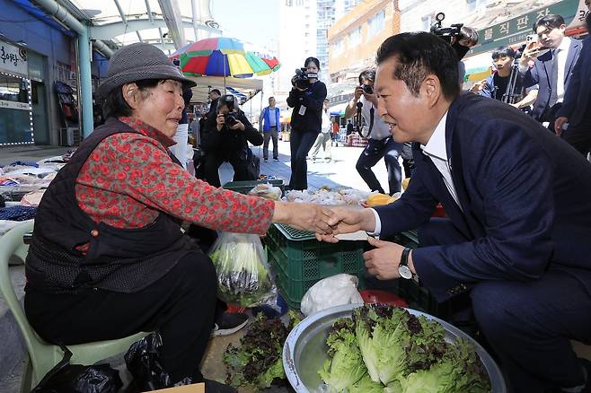 정청래 더불어민주당 대표가 5일 경기도 동두천시 중앙로 동두천큰시장을 찾아 상인과 인사를 나누고 있다.  2026.5.5.뉴스1