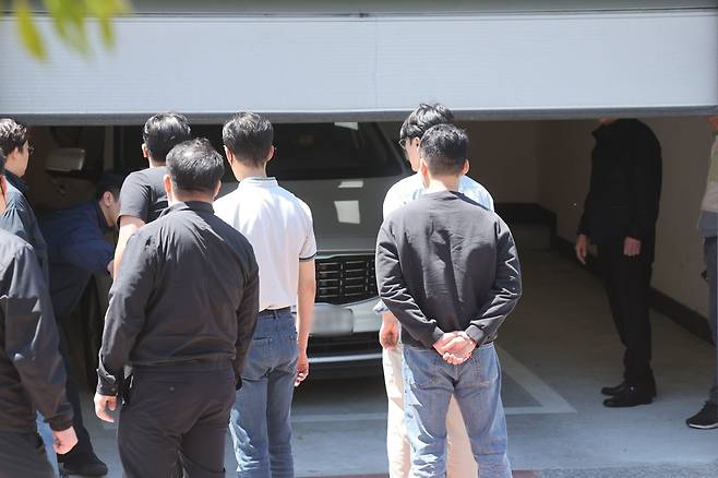 5일 광주 남부대 인근에서 여고생 흉기 피습 사건을 일으킨 20대 피의자가 체포돼 탑승한 차량이 광주 광산경찰서로 들어서고 있다. 이날 사건으로 여고생 1명이 숨지고 이를 돕던 남고생 1명이 다쳤다. 2026.5.5 뉴스1