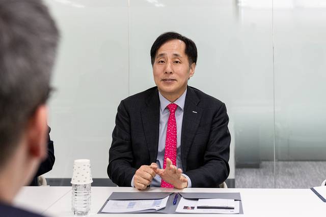 장영진 한국무역보험공사 사장이 지난 3월 서울 중구 한솔제지 본사에서 무역보험 제도와 중소기업 긴급 지원 방안을 설명하고 있다. [무보 제공]