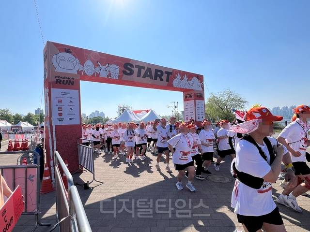 뚝섬한강공원 일대에서 5일 열린 ‘포켓몬 런 2026 인 서울’에서 참가자들이 출발점을 지나고 있다. 이혜선 기자