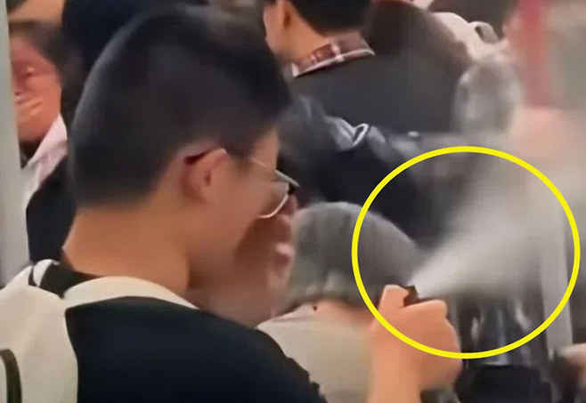 중국 광저우 지하철에서 한 남성이 페퍼 스프레이를 분사하는 일이 발생했다. 사진=엑스(X) 캡처