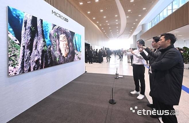 지난해 3월 열린 삼성전자 정기 주주총회에 전시된 마이크로 LED TV. 박지호기자 jihopress@etnews.com