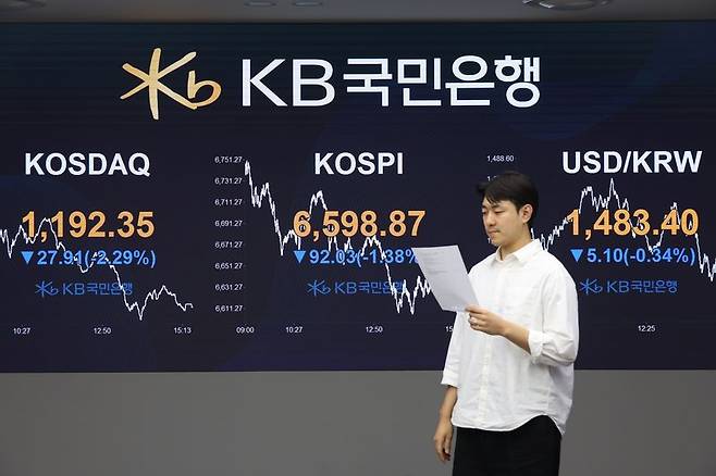 지난달 30일 서울 여의도 kb국민은행 딜링룸에서 관계자가 업무를 보고 있다. /사진=뉴시스