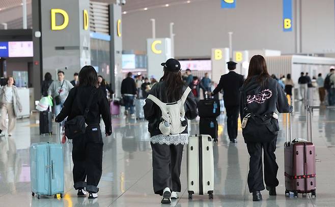 해외여행을 떠나는 개별 여행객들이 인천국제공항 제2터미널에서 출국을 위해 이동하고 있다. 사진=뉴스1