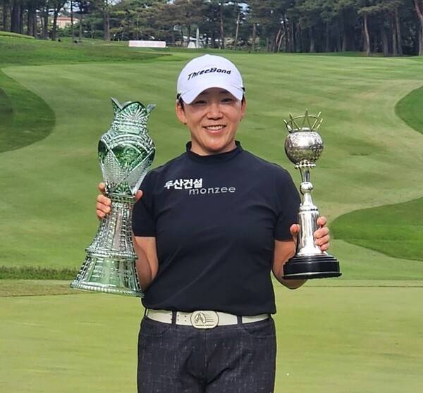 2026년 일본여자프로골프(JLPGA) 투어 메이저 대회 월드 레이디스 챔피언십 살롱파스컵 타이틀 방어에 나서는 신지애 프로. 사진은 2025년 월드 레이디스 챔피언십 살롱파스컵 우승 때 모습이다. 사진제공=두산건설