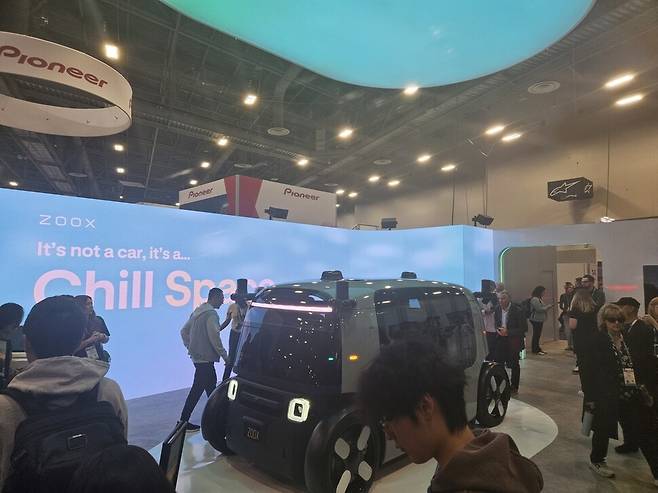 자동차산업의 소프트웨어화는 단순히 기술 트렌드의 변화가 아니라 산업생태계 전체의 재편을 의미한다. 2026년 1월 미국 라스베이거스에서 열린 소비자가전전시회(CES)에서 아마존이 소유한 자율주행 로보택시 전문 기업 죽스(Zoox)의 부스. KOTRA 제공