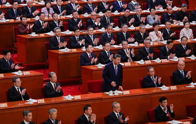2026년 3월5일, 중국 베이징 인민대회당에서 열린 전국인민대표대회(전인대) 개막식에 시진핑 국가주석이 참석해 박수를 받고 있다. 12일 전인대 폐막식에서 ‘제15차 국민경제 및 사회발전 5개년 계획’이 승인됐다. 로이터 연합뉴스