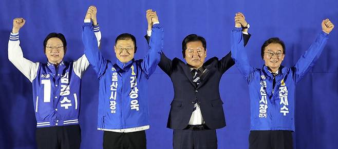 정청래 더불어민주당 대표와 부·울·경 광역단체장 후보들이 부산 동구 부산항국제전시컨벤션센터에서 열린 부산·울산·경남 공천자대회에서 손을 맞잡아 들어 보이며 선거 승리를 다짐하고 있다. 왼쪽부터 김경수 경남지사 후보, 김상욱 울산시장 후보, 정청래 대표, 전재수 부산시장 후보. 뉴스1