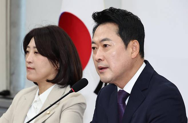장동혁 국민의힘 대표가 5일 국회에서 열린 기자간담회에서 발언을 하고 있다. 뉴시스