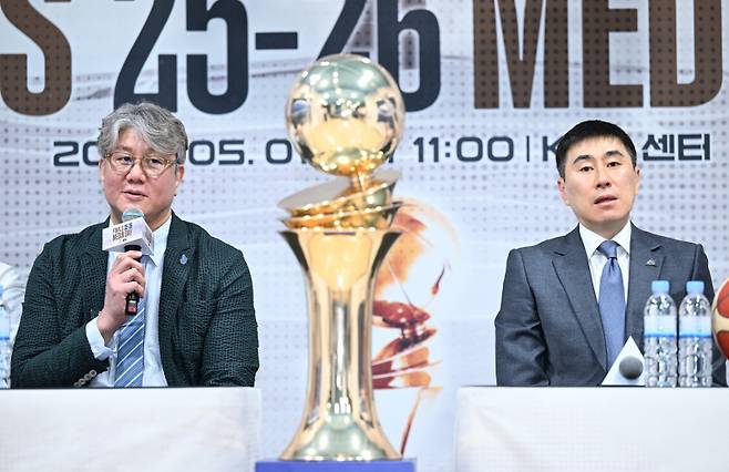 지난 1일 KBL센터에서 열린 챔프전 미디어데이에 참석한 손창환 소노 감독(왼쪽)과 이상민 KCC 감독. 사진=KBL