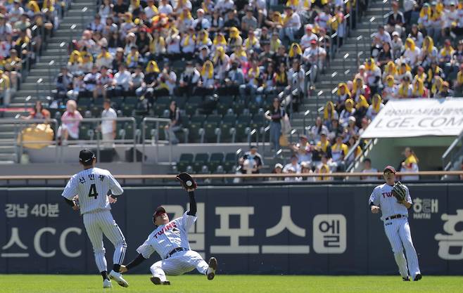 <yonhap photo-4360="">(서울=연합뉴스) 류영석 기자 = 어린이날인 5일 서울 잠실야구장에서 열린 KBO 프로야구 두산 베어스와 LG 트윈스의 경기. 1회초 1사 2루 상황에서 LG 1루수 문보경이 두산 박준순의 뜬 공 타구를 잡고 있다. <저작권자 ⓒ 1980~2026 ㈜연합뉴스. 무단 전재 재배포 금지, AI 학습 및 활용 금지></yonhap>