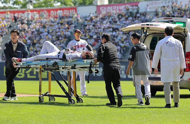<yonhap photo-4539=""> 부상 당한 문보경 (서울=연합뉴스) 류영석 기자 = 어린이날인 5일 서울 잠실야구장에서 열린 KBO 프로야구 두산 베어스와 LG 트윈스의 경기. 4회초 LG 1루수 문보경이 수비 중 부상을 당해 구급차로 이송되고 있다. <저작권자 ⓒ 1980~2026 ㈜연합뉴스. 무단 전재 재배포 금지, AI 학습 및 활용 금지></yonhap>