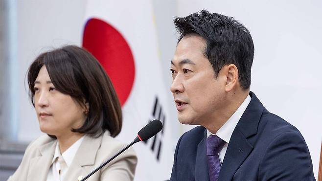 기자간담회에서 발언하는 장동혁 대표